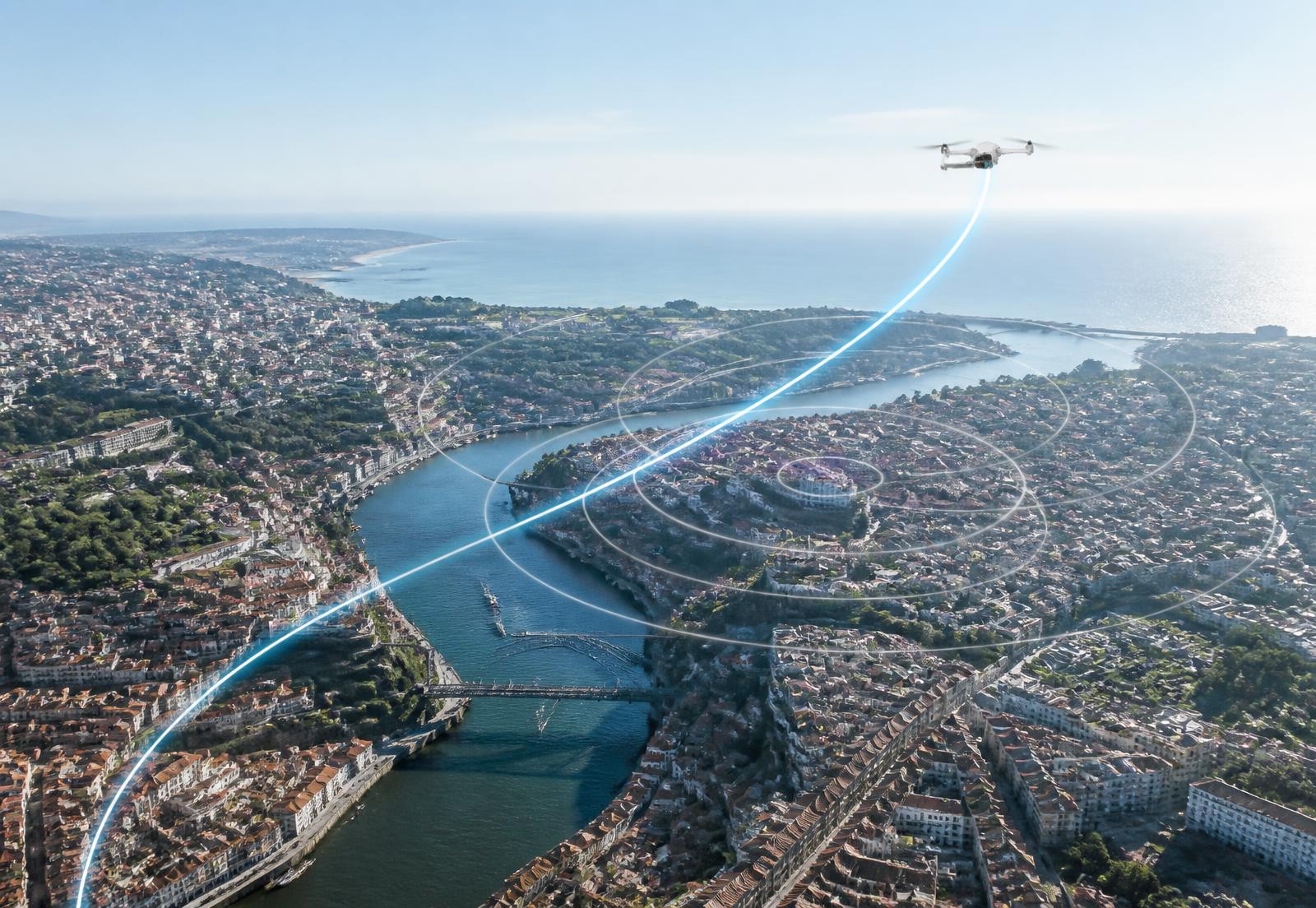 Vista aérea de una ciudad europea con la trayectoria de un dron y su huella acústica superpuesta